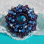 Bague Roses Bleues Royales brod&eacute;e avec un cabochon facett&eacute; Bleu Roi &agrave; laquelle s'ajoute des perles nacr&eacute;es, des toupies et de belles rocailles sur une bague laiton pour un style baroque